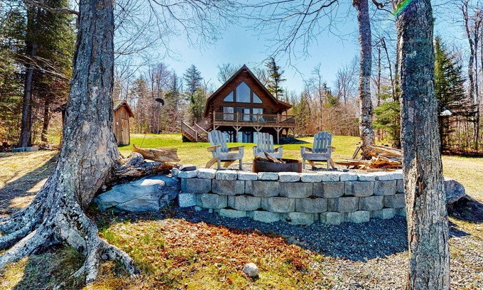 Northeast Somerset Haus | Geräumige, direkt am See gelegene Hütte mit überdachter Veranda, Aussicht und Feuerstelle am Ufer - Hunde