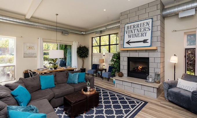 Shorewood-Tower Hills-Harbert Wohnung | Dog-Friendly Loft, Cozy Fireplace: Perfect Retreat