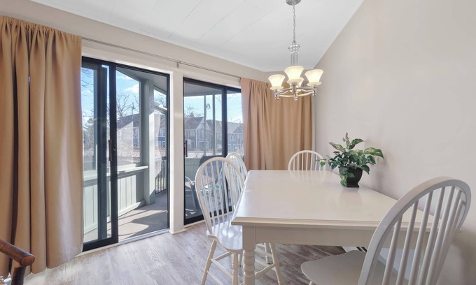 Charlevoix Eigentumswohnung | Warum ein Zimmer mieten, wenn Sie in einer Suite in der Innenstadt von Charlevoix übernachten können?