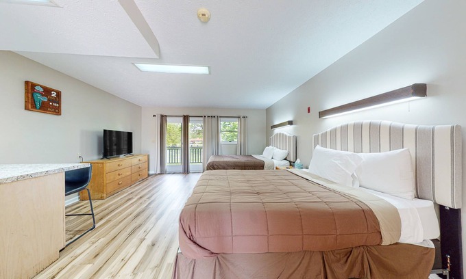 Baneberry Wohnung | Dog-friendly studio with peaceful views, game room & gym - walk to Douglas Lake