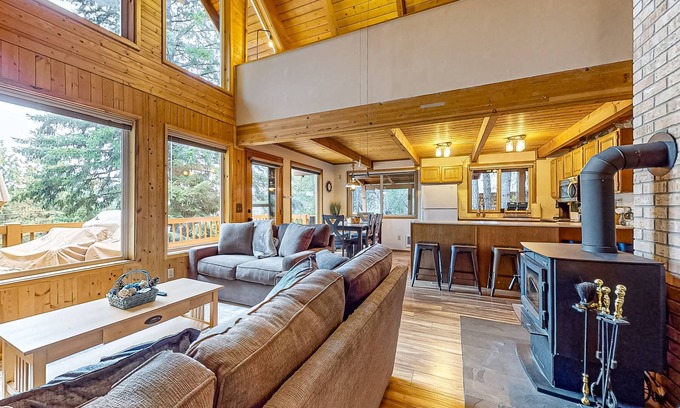 Roslyn Ridge Kabine | Dog-friendly woodland cabin with woodstove & deck, near Lake Cle Elum