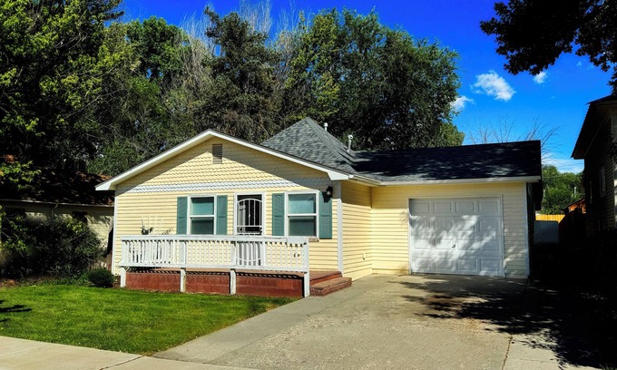 Aztec Haus | Dolly, Aztec's Adorned Abode - Downtown 3-bedroom with WiFi, privacy & charm