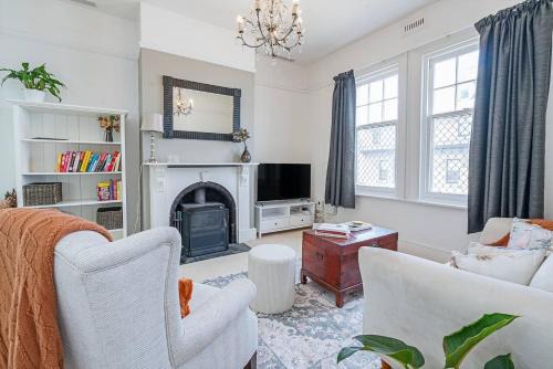Hobart Central Business District Haus | Dolly's Cottage - Timeless Retreat near Hobart CBD