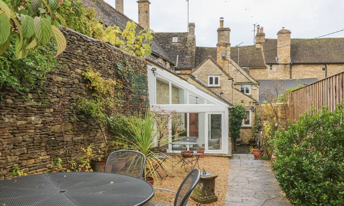 Burford Haus | Dolphin House