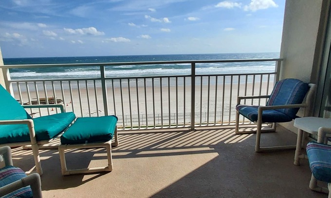 East Wind South Eigentumswohnung | Dolphin View-oceanfront condo with large balcony overlooking no drive beach.