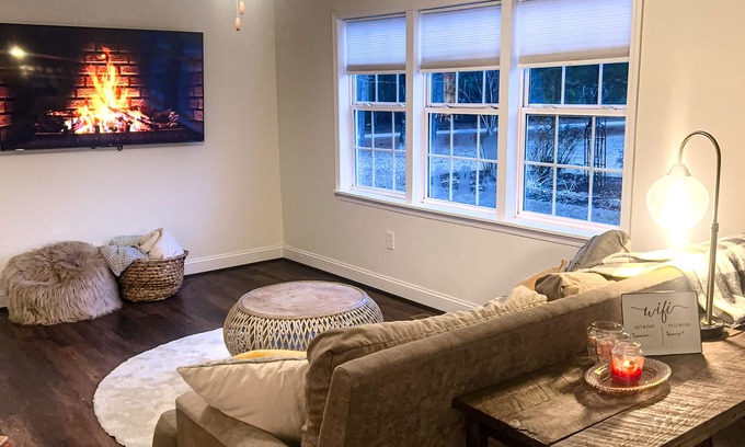 Bremen Hütte | Donna Lee's Cottage-For Anglers & Events : Covered Bass Boat Parking + Fiber