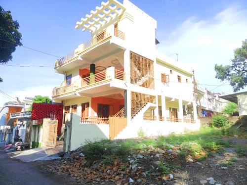 Bullawala Haus | Doon Niwas Homestay Two- Bedroom 1st Floor- Mountain view, near main Picnic Spots, comfortable peaceful central Family-friendly
