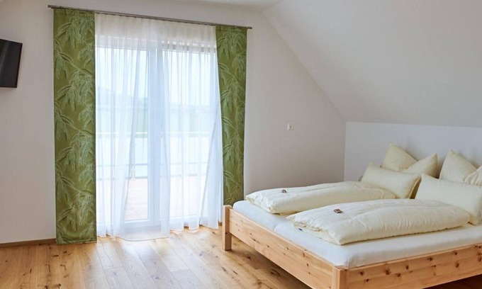 Tieschen Wohnung | Doppelzimmer Zirbe mit Terrasse - Gästehaus Lipp'n Sepp St. Anna am Aigen