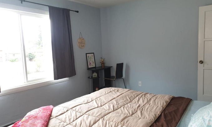 Riverside Haus | Double TwinBed/Private Room in a Charming bungalow