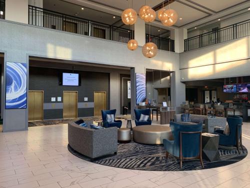 Downers Grove Hotel | DoubleTree Suites by Hilton Hotel & Conference Center Chicago-Downers Grove