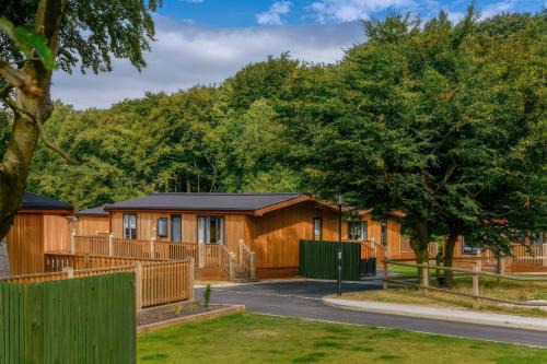 Saddleworth Haus | Dovestone Luxury Lodges sleeps 4 - pets welcome