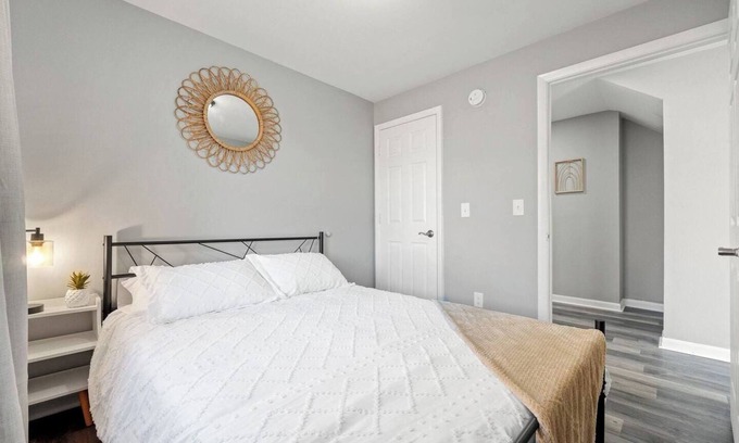 Fort Wayne Wohnung | Downtown Apt w Free Parking by Electric Works!