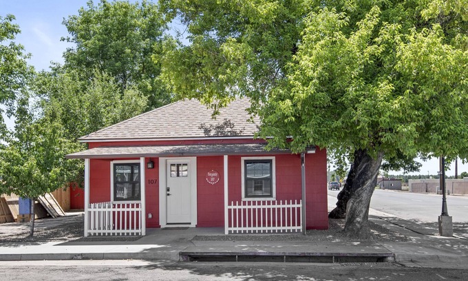 Williams Haus | Downtown Burgundy Bungalow w/Fully Fenced Yard, AC, W/D, 3 Smart TVs, WiFi