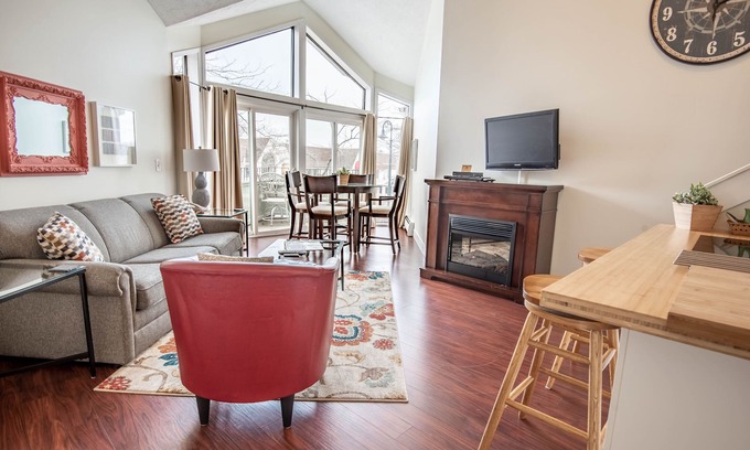 Charlevoix Eigentumswohnung | Blick auf Round Lake & 1 Block zur Stadt in der Innenstadt von Charlevoix!