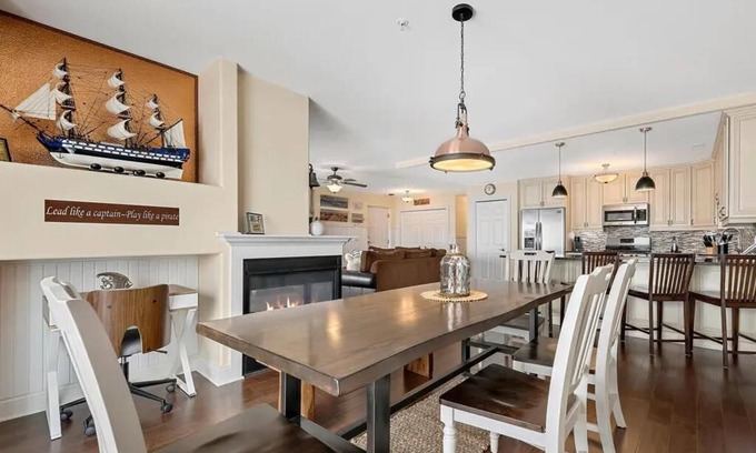 New Buffalo Eigentumswohnung | Downtown Condo with w/2 pools & Gym - Beach, Shops & Restaurants | Lake Time