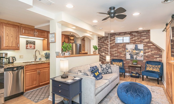 Water Hill Wohnung | Downtown Delight! Cozy, 1 Bedroom garden apartment