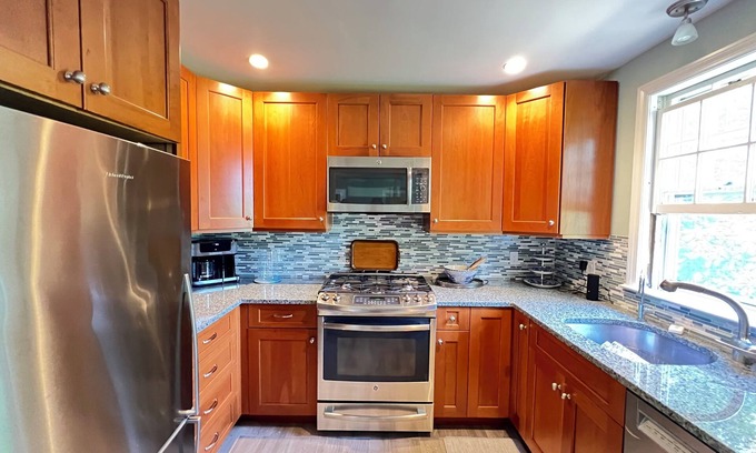 Falmouth Eigentumswohnung | Downtown Falmouth! Location, location! Steps to great restaurants and shops!