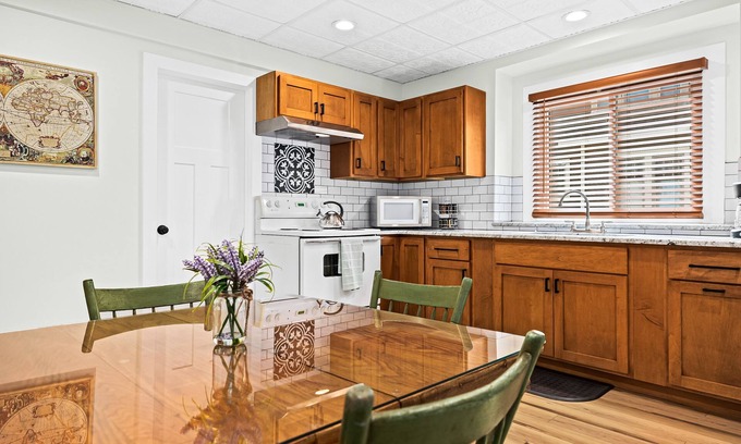 Holly Wohnung | Downtown Holly Homefront - Walk to downtown Holly