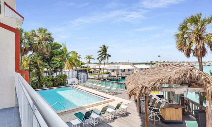 Meadows Eigentumswohnung | Downtown Key West 2BR/2BA Pool, Dock, Pet "Aruba"