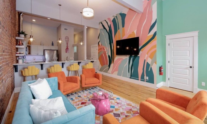 Central Business District Wohnung | Downtown Luxury Industrial Loft / 13-Ft Ceilings / Walkable