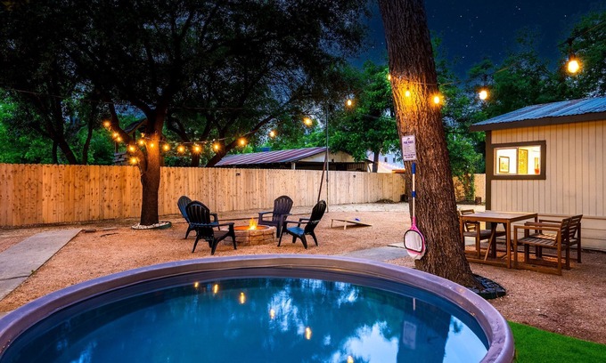 Downtown San Antonio Haus | Downtown Oasis: Cowboy Pool, Firepit & King Suite