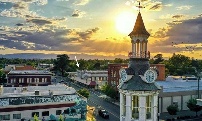 Red Bluff Wohnung | Downtown Red Bluff Turn-of-the-Century Apartment w/ Kitchenette