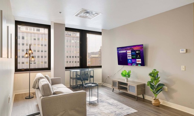 Downtown Pittsburgh Wohnung | Sky High Luxury - 10TH FLOOR - PRIME LOCATION - 24/7 Onsite Parking Gym Lounge