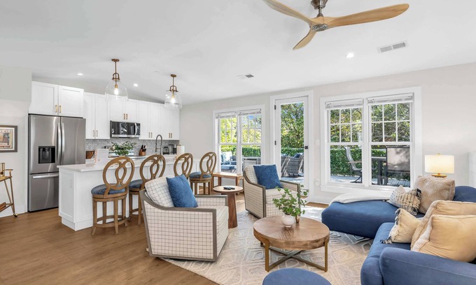 St. Michaels Wohnung | Downtown St. Michaels | Porch + Pet-Friendly