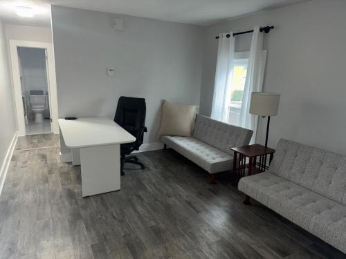 Willoughby Wohnung | Downtown Willoughby historical district Gem 4