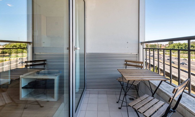 Campanha Wohnung | Dragon Stadium Studio w/ Balcony by LovelyStay