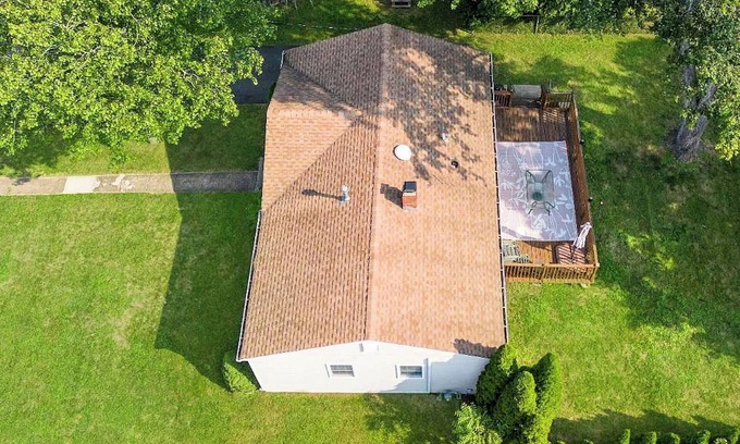 Middlesex Haus | Dream Comfort Ranch Central NJ NYC, Pet Friendly, Sleeps 8, Deck & Fenced Yard