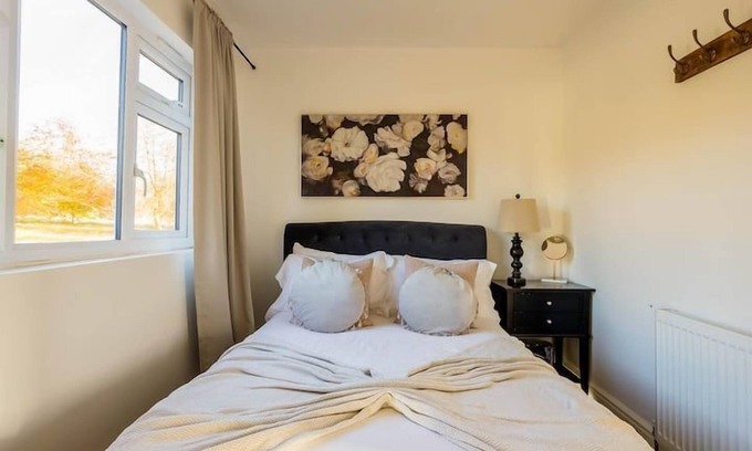 Blandford Saint Mary Hütte | DREAMWOOD - SLEEPS 2 | HOT TUB | BBQ | PETS ALLOWED | WI-FI | SECLUDED PATIO