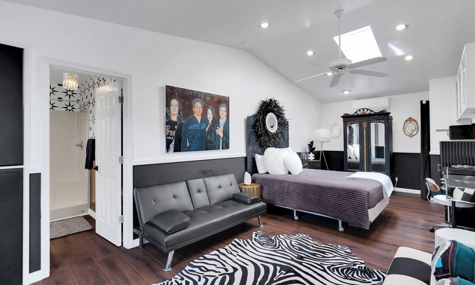 West University Wohnung | Dreamy, Monochromatic Studio! Close to UofA! Walk to campus/4th ave/downtown!