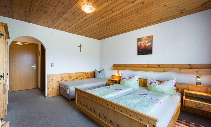 Weerberg Wohnung | Dreibettzimmer, Dusche oder Bad, Balkon - Ferienpension Steiner