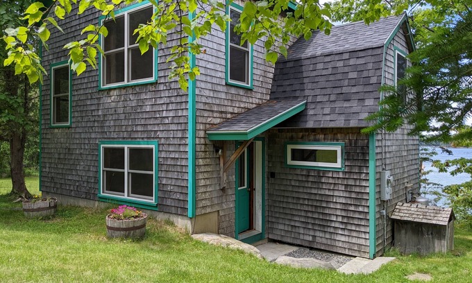 Brooksville Kabine | Gemütliche Oceanfront Cabin; 2 Kajaks, Holzofen, Veranda, Sonnenuntergänge.