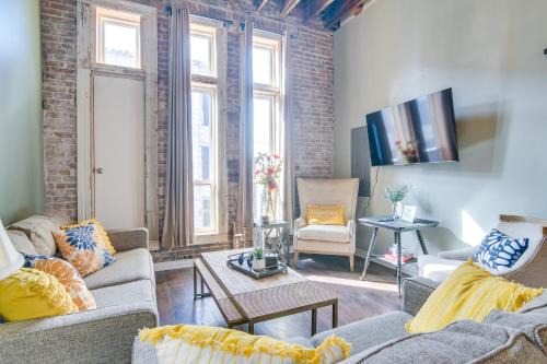 Monett Wohnung | Dtwn Loft in the Heart of Monett Pets Welcome!