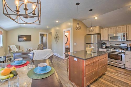 Ludington Wohnung | Dtwn Ludington Apt with Fire Pit Day Trip to Slopes