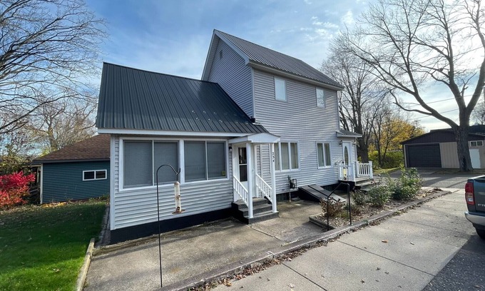 Lake Linden Haus | "Du-topia 2" - Entire home centrally located in Lake Linden.