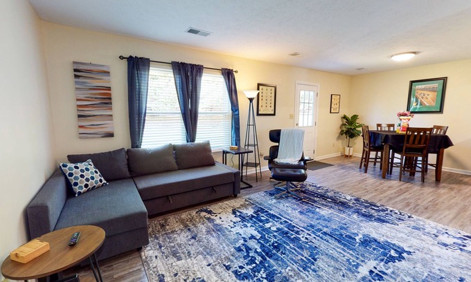 Georgetown Haus | Dude and Momo's <10 Mins to KY Horse Park!