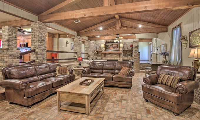 Theriot Haus | Dularge Grand Villa - Steps to Marina + Fishing!