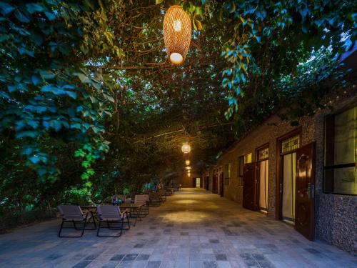 Mingsha Mountain and Crescent Spring Haus | Dunhuang Hu Yang Inn