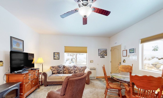 Yosemite West Wohnung | Duplex Apartment in Yosemite National Park with Fireplace & Prime Location