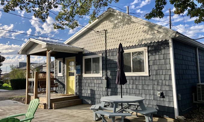 Geneva-on-the-Lake Hütte | Dylans Leuchtturm ist ein wunderschönes, neu renoviertes Cottage mit 2 Schlafzimmern.