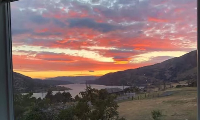 Dallesport Haus | E+H House-Views! Fast Wifi & Pet friendly!