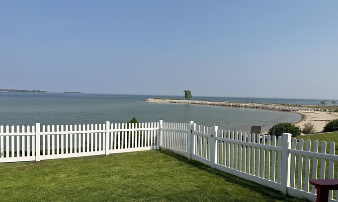 Baileys Harbor Wohnung | E&K Harbor Inn 1 bedroom Suite on lake Michigan in downtown Baileys Harbor