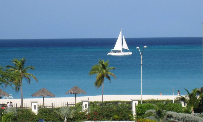 Oranjestad-West Eigentumswohnung | LUXUS-STRAND-FRONT-WOHNUNG * ERSTAUNLICHE ANSICHTEN * EAGLE BEACH