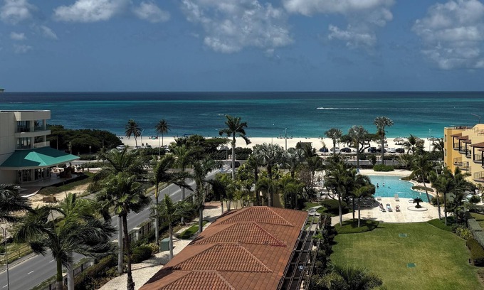 Oranjestad-West Eigentumswohnung | Penthouse Condo mit privater Dachterrasse in Ozeanien am Eagle Beach