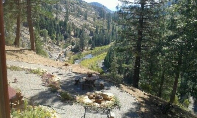 Blairsden-Graeagle Wohnung | Adleraugenansichten der Feder-Flussschlucht und -berge umgeben durch Wald