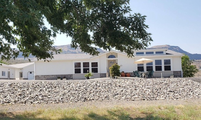 Lincoln County Haus | Eagle Point on Lake Roosevelt. 5 Minutes to Spring Canyon Park and Boat Launch.