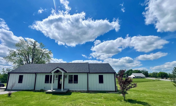 Anna Sonstige | Eagles Crossing is a Newly Renovated 3-Bed Farmhouse with a Large Deck & Hot Tub